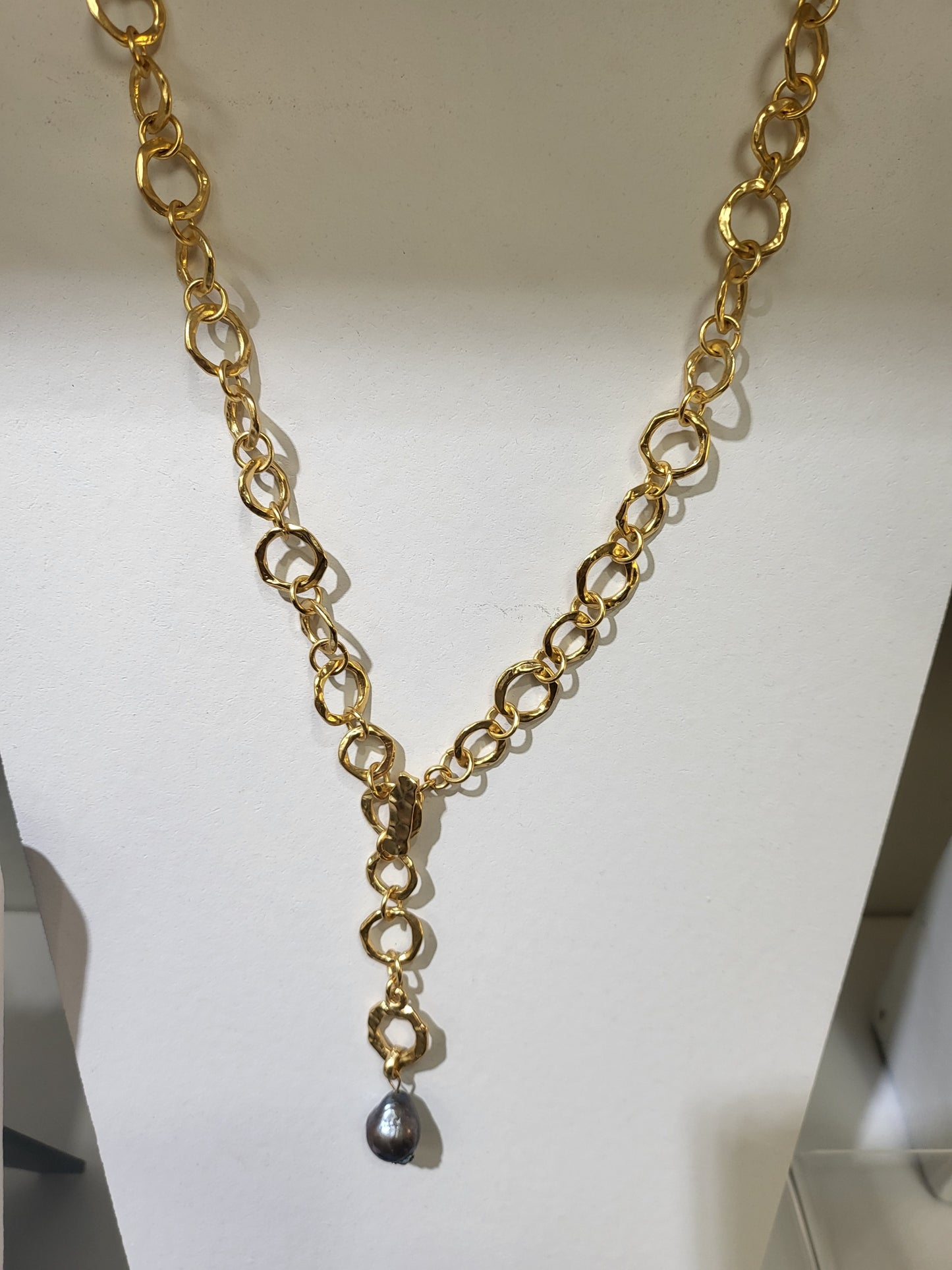 Single Strand Gold Tone Web Brushed Chain with Fresh Water Pearl